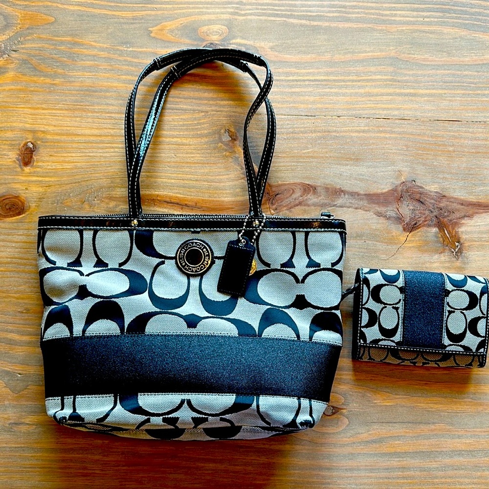 Coach Signature Bag No A1276-F19046 and matching Coach wallet.